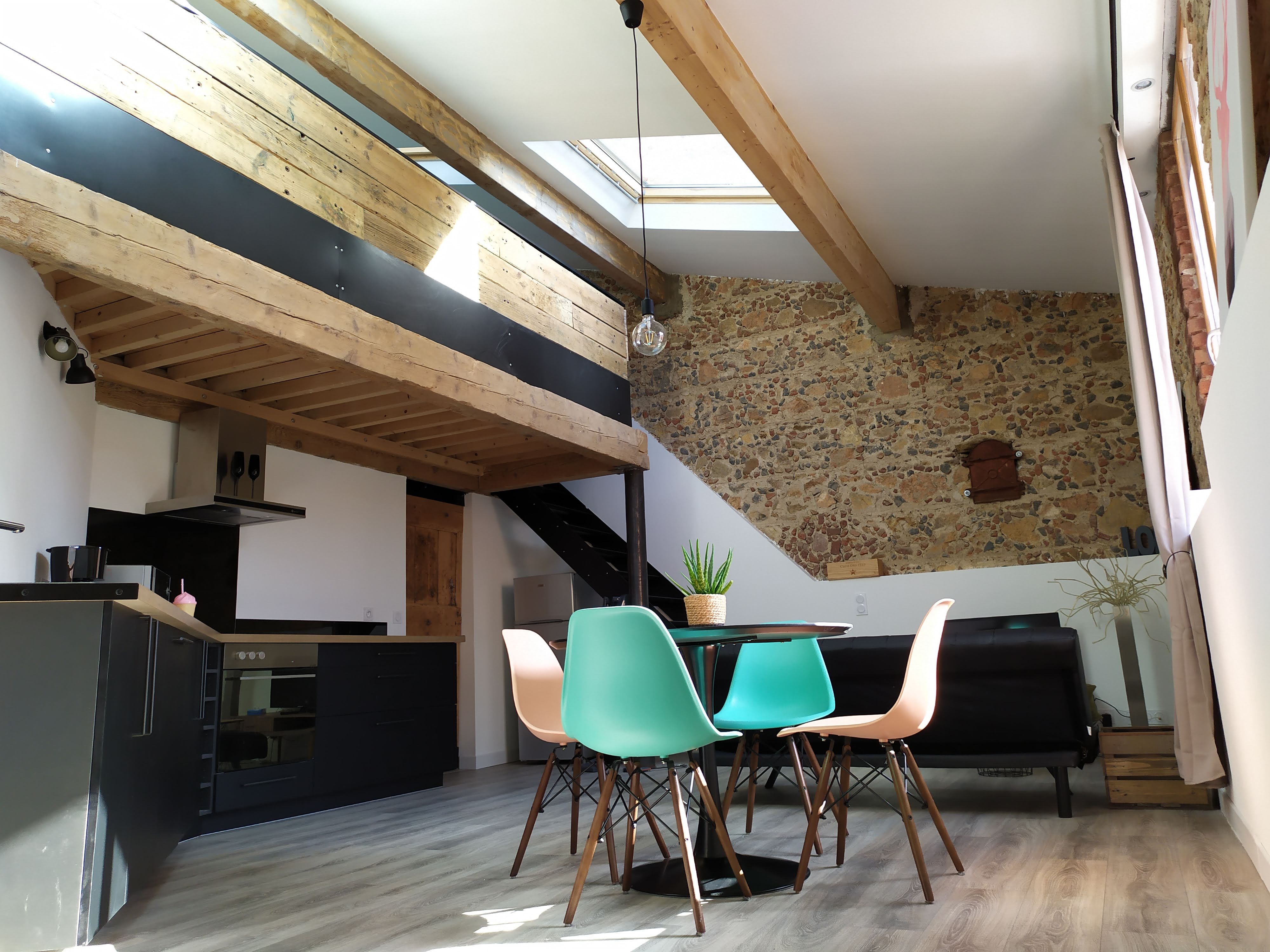 Vue g&eacute;n&eacute;rale du loft avec mezzanine